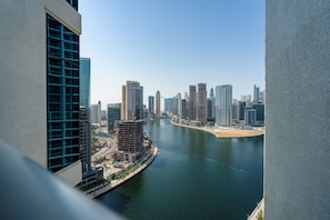 Un edificio de gran altura con vistas a un paisaje urbano frente al mar.
