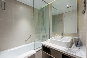 Shower, hair dryer, bidet, towels - Full Canal Views, Minutes from Downtown and Burj Khalifa (Dubai)