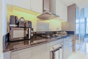 Fridge, microwave, oven, electric kettle - Full Canal Views, Minutes from Downtown and Burj Khalifa (Dubai)