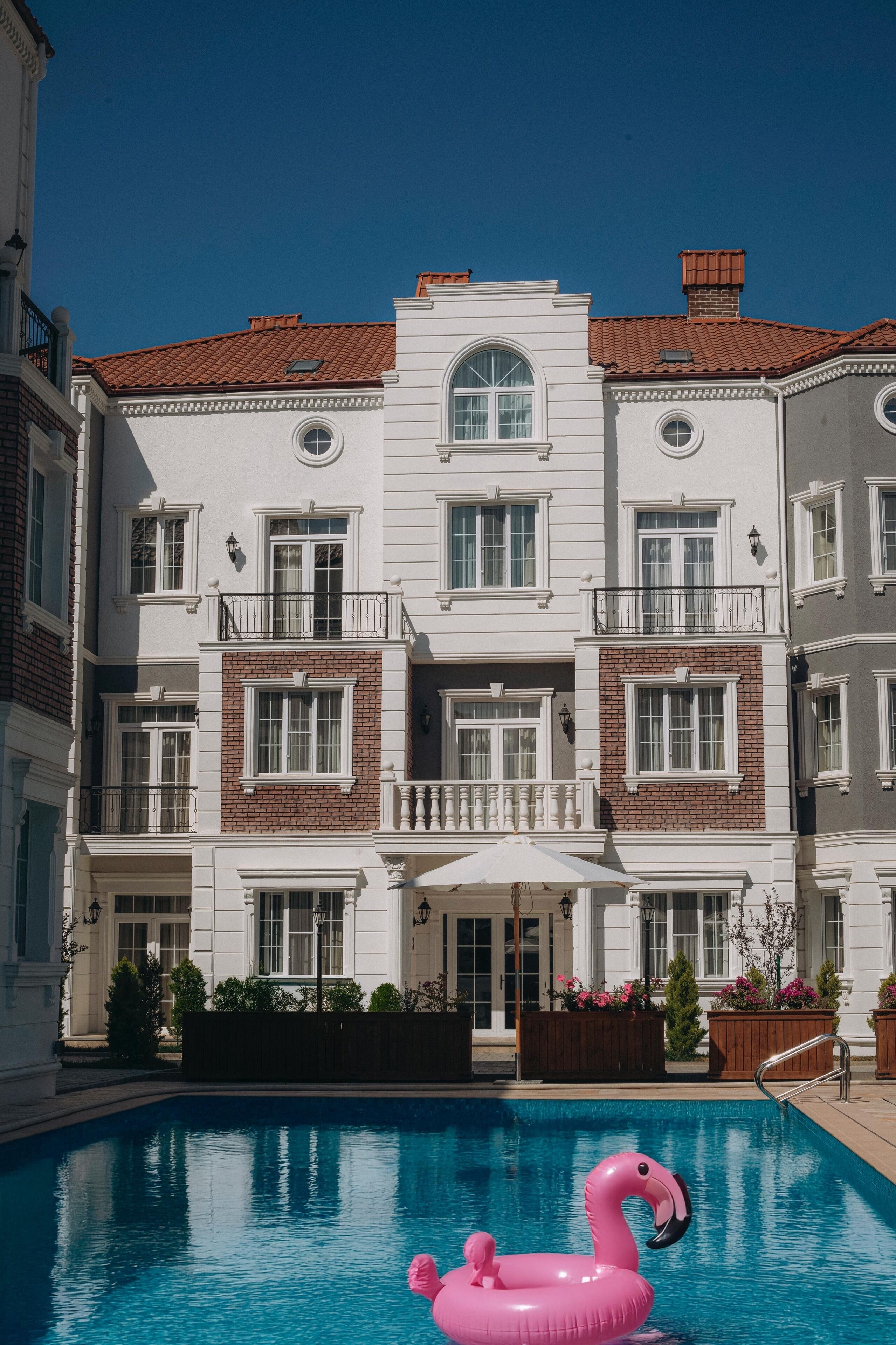 季节性开放的室外游泳池，日光浴躺椅