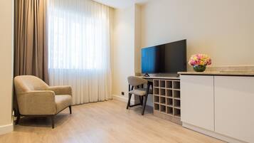 Deluxe Studio, Kitchenette | Blackout curtains, iron/ironing board, free WiFi