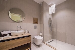 Ducha, artículos de tocador gratuitos, secador de pelo, pantuflas