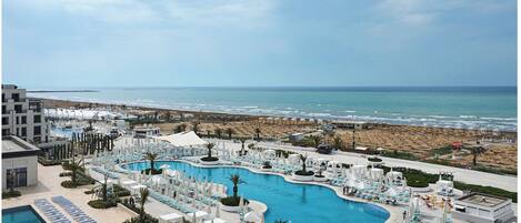 Seasonal outdoor pool, sun loungers