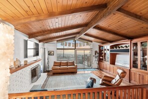 Smart TV, fireplace - 30+ Stay! Family Getaway Great Location, Mins2Sand (Ventura)