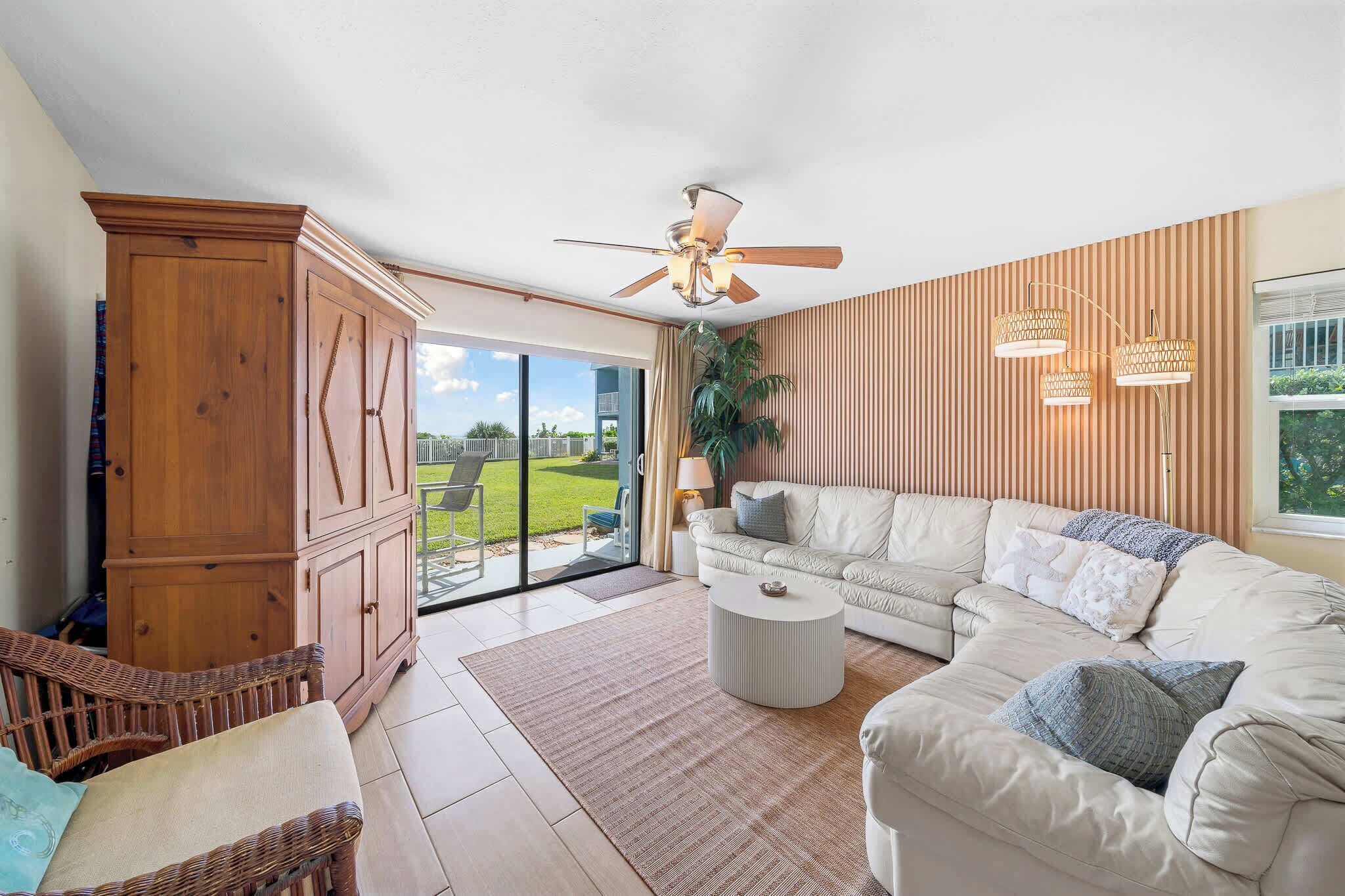 Televisión, reproductor de DVD, libros y oficina 