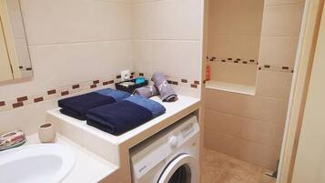 Ducha, secador de pelo, toallas y papel higiénico