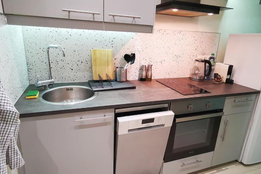 Micro-ondes, four, plaque de cuisson, lave-vaisselle