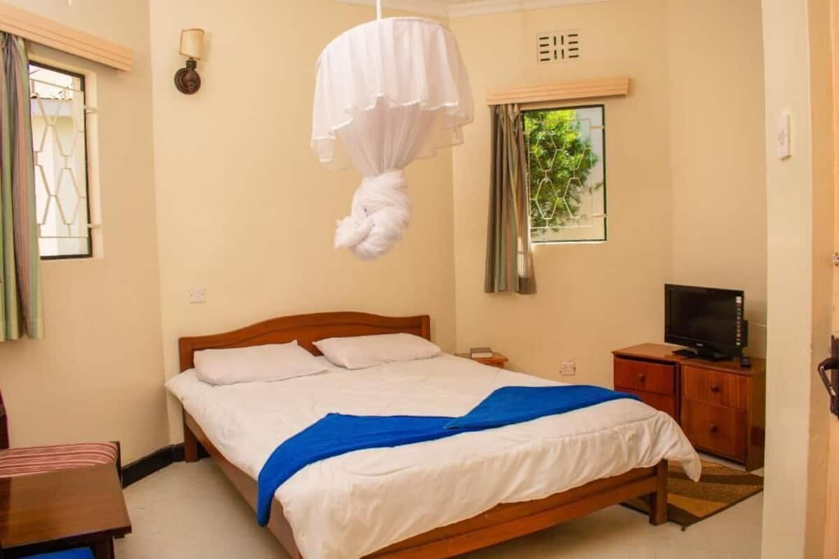 Standard Double Room | Free WiFi, bed sheets