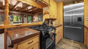 Signature Μικρό Σπίτι, 3 Υπνοδωμάτια, Κουζίνα, Θέα στο Βουνό | Ιδιωτική κουζίνα | Ψυγείο, φούρνος μικροκυμάτων, φούρνος, μαγειρικές εστίες