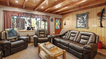 Cabana com design assinado, 3 quartos, cozinha, vista para a montanha | Vista do quarto