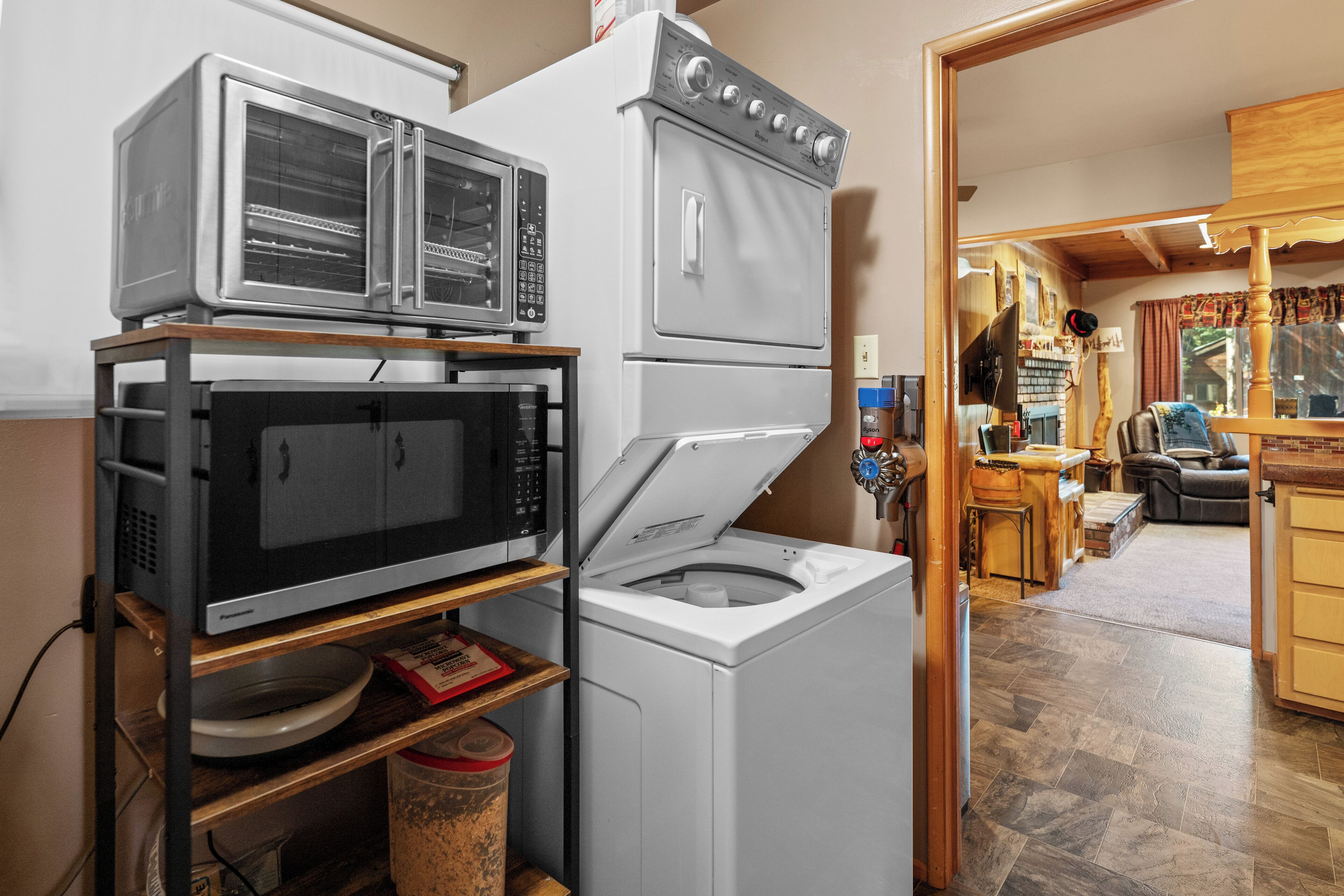 Una cocina compacta con lavadora, microondas y horno pequeño.