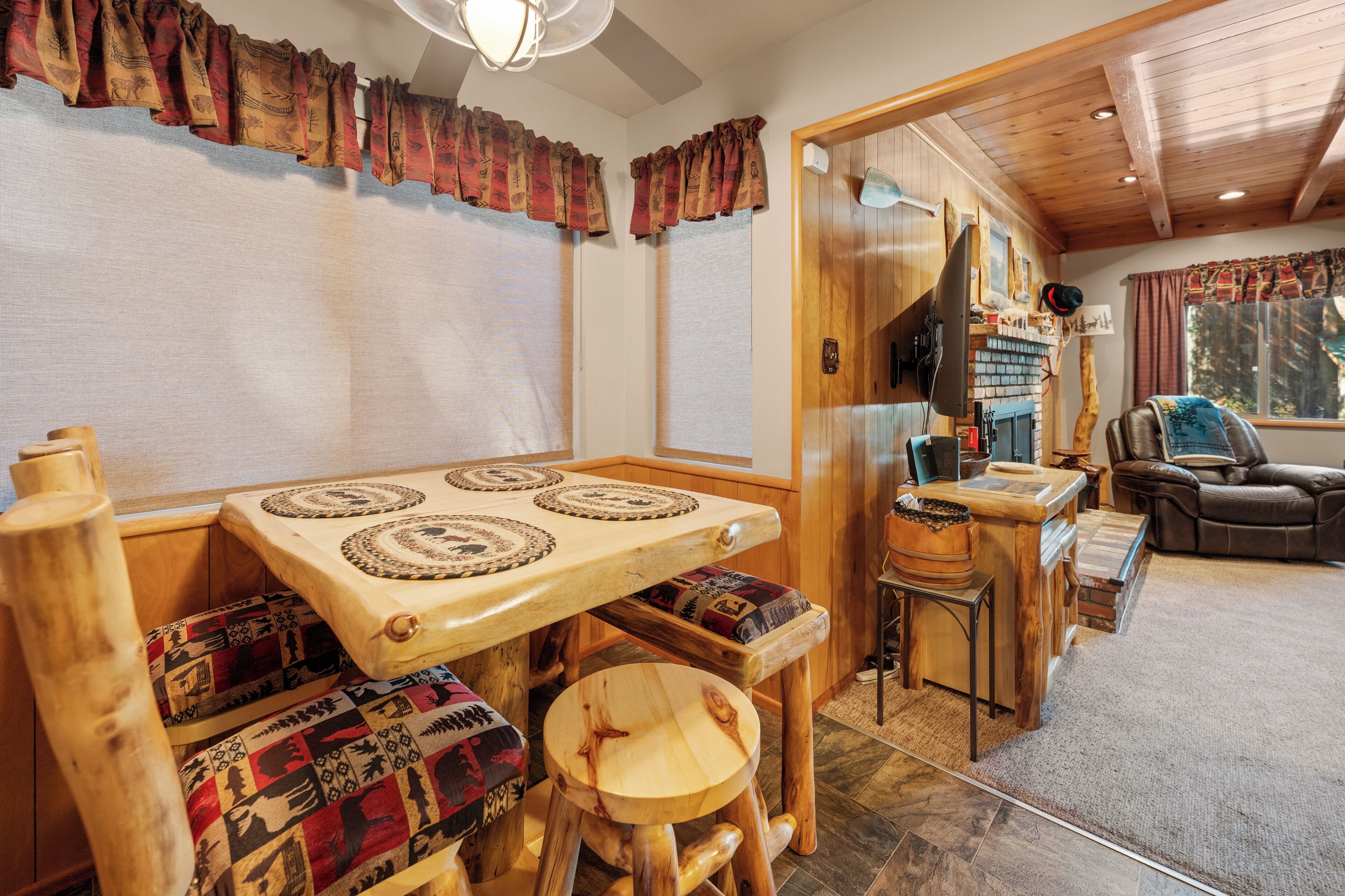 Kabin Khas, 3 kamar tidur, dapur, pemandangan gunung | Makan di kamar