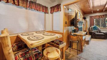 Cabana com design assinado, 3 quartos, cozinha, vista para a montanha | Opções para refeição no quarto