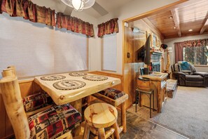 تناول الطعام داخل الغرفة