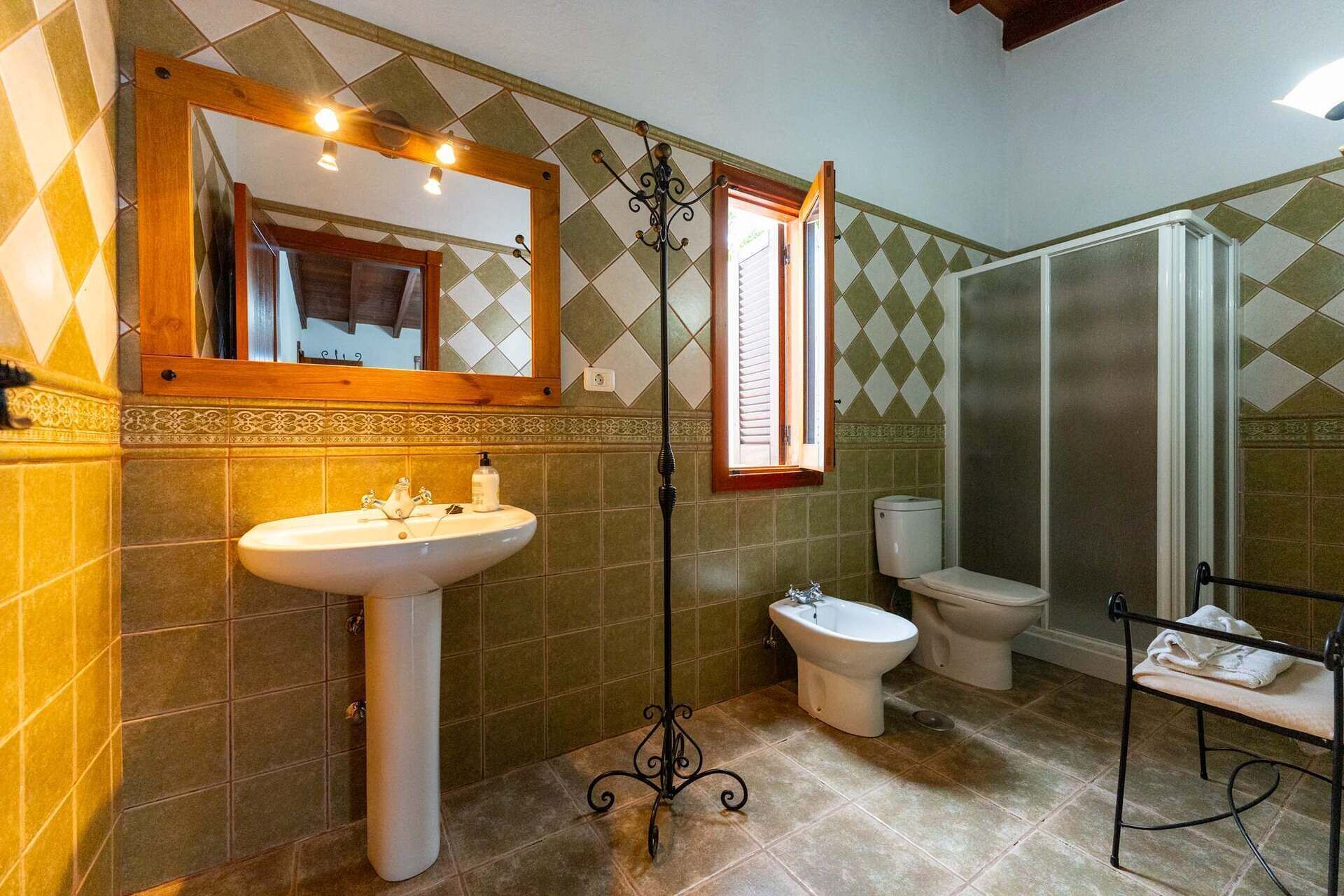 Sèche-cheveux, serviettes fournies