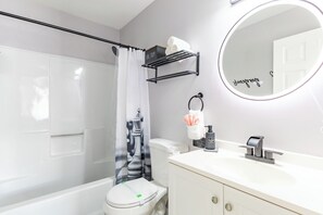 Secador de pelo, bidet, toallas, jabón