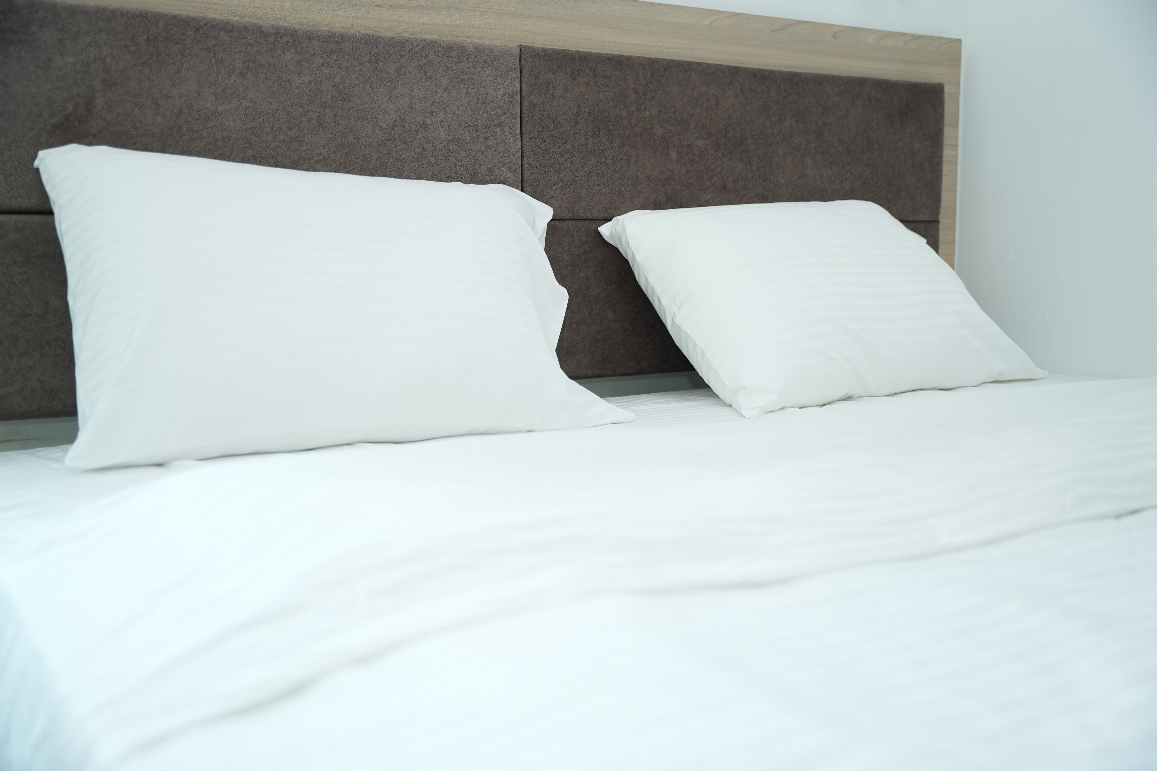 書桌、免費 Wi-Fi、床單