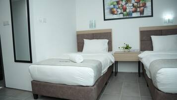 Kahden hengen standard-huone (kaksi sänkyä) | Työpöytä, ilmainen Wi-Fi, vuodevaatteet