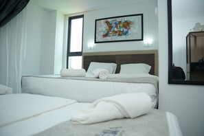 Family Triple Room | Desk, free WiFi, bed sheets