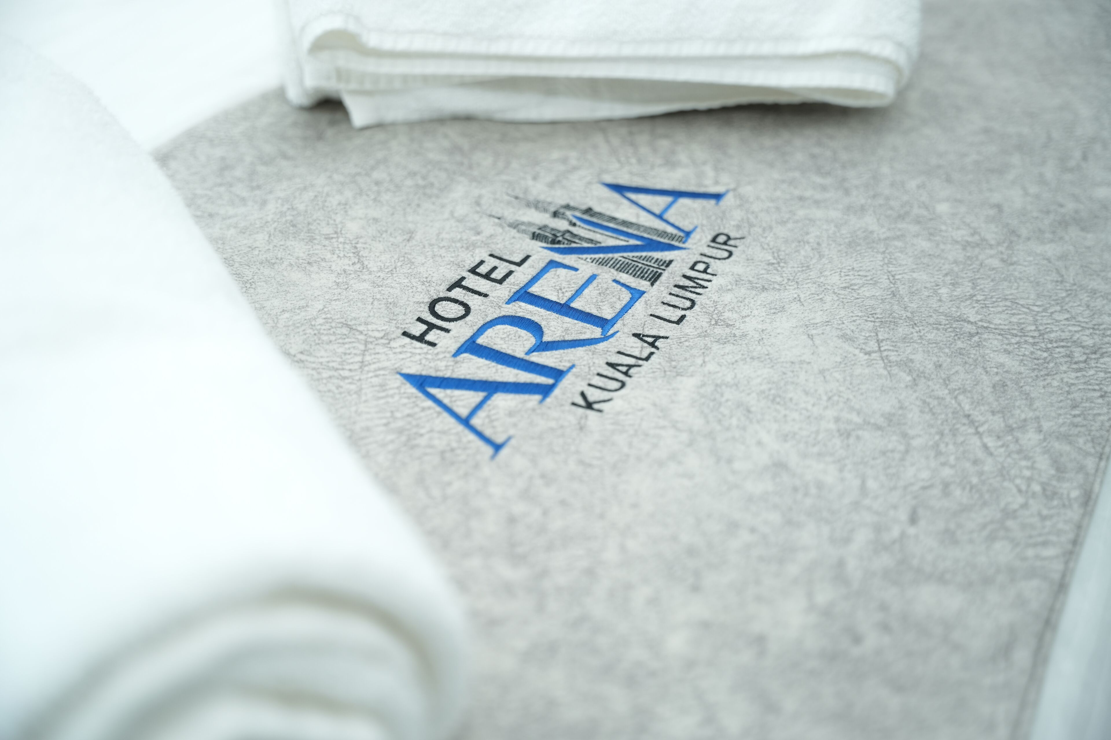 办公桌、免费 WiFi、床单