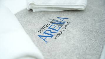 Escritorio, wifi gratis y ropa de cama