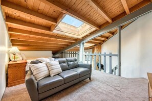 3 عدّة غرف نوم ومكواة/لوح كي وخدمة الإنترنت وملاءات أسرّة