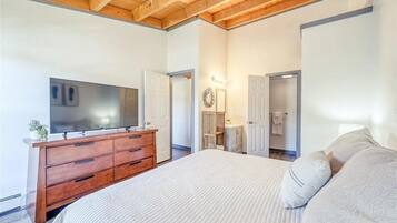 3 عدّة غرف نوم ومكواة/لوح كي وخدمة الإنترنت وملاءات أسرّة