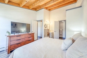 3 عدّة غرف نوم ومكواة/لوح كي وخدمة الإنترنت وملاءات أسرّة