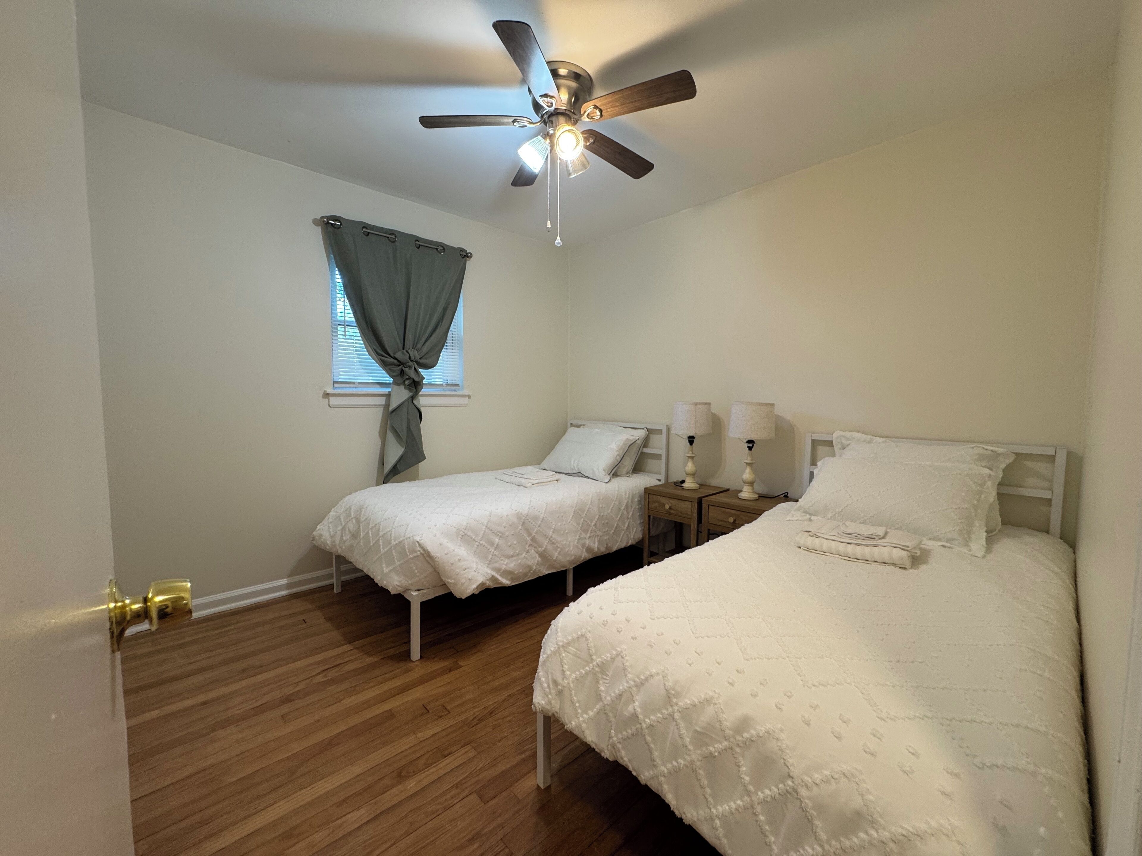 3 habitaciones, tabla de planchar con plancha, wifi y ropa de cama 