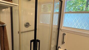 Dusche, Handtücher, Seife, Toilettenpapier