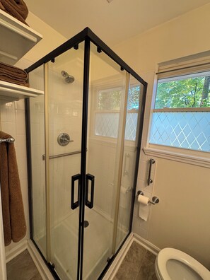 Dusche, Handtücher, Seife, Toilettenpapier