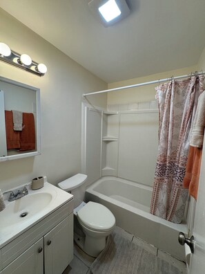 Suihku, pyyhkeet, saippua, vessapaperi