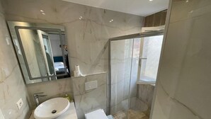 Estudio, 1 habitación, balcón, vista a la montaña | Baño