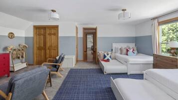 5 habitaciones, escritorio y tabla de planchar con plancha