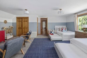 5 Schlafzimmer, Schreibtisch, Bügeleisen/Bügelbrett, Reisekinderbett