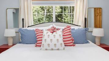 5 bedrooms, desk, iron/ironing board, travel crib