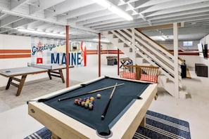 Game room - Acadia Escape: Hot Tub, Sauna, Game Room, Fire Pit (Mount Desert)