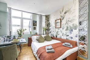 2 slaapkamers, een strijkplank/strijkijzer, reisbedje, wifi