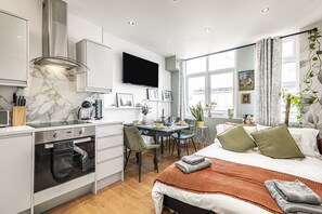 2 habitaciones, tabla de planchar con plancha, cuna de viaje y wifi 