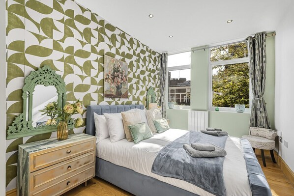 2 habitaciones, tabla de planchar con plancha, cuna de viaje y wifi 