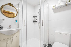 Secadora de cabello, toallas, jabón, papel de baño 