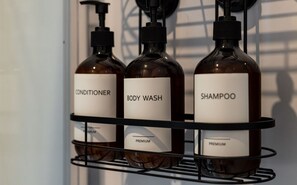 Secadora de cabello, toallas, jabón, papel de baño 