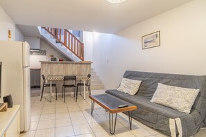 TV - Apartment 'Superbe Avec Parking' with Wi-Fi (Saint-Thibéry)