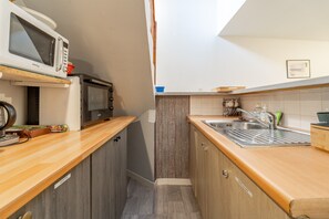 Fridge, microwave, oven, stovetop - Apartment 'Superbe Avec Parking' with Wi-Fi (Saint-Thibéry)