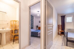 2 عدّة غرف نوم ومكواة/لوح كي وواي فاي وملاءات أسرّة