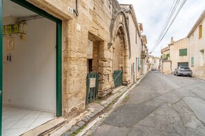 Property grounds - Apartment 'Superbe Avec Parking' with Wi-Fi (Saint-Thibéry)