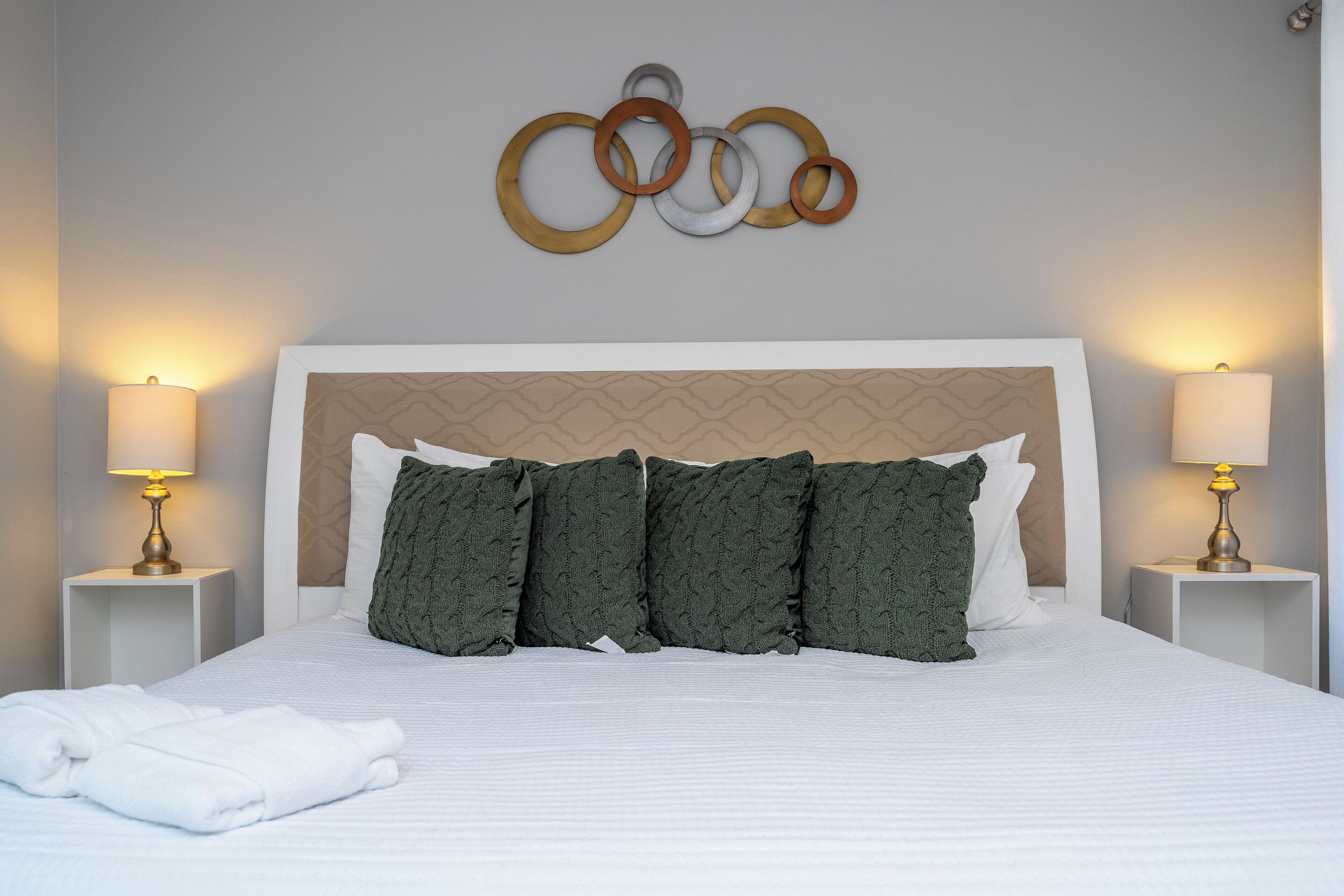 4 habitaciones, tabla de planchar con plancha y cuna de viaje 