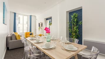 LÀgenhet | Vardagsrum | 32-tums smart-tv med kabelkanaler, Netflix och streamingtjÀnster