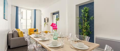 Căn hộ | Khu phòng khách | Smart TV 32-inch có truyền hình cáp, Netflix, dịch vụ stream