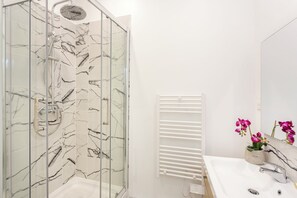 Apartment | Bathroom | Shower, rainfall showerhead, eco-friendly toiletries, hair dryer
